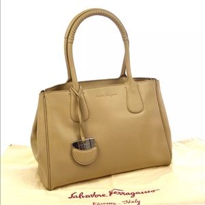 Ferragamo RARE leather beige medium Nolita